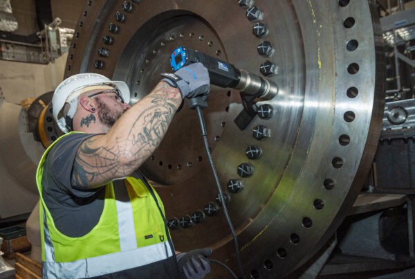 Zu sehen ist der Verwendung eines Drehmomentschraubers von Plarad.