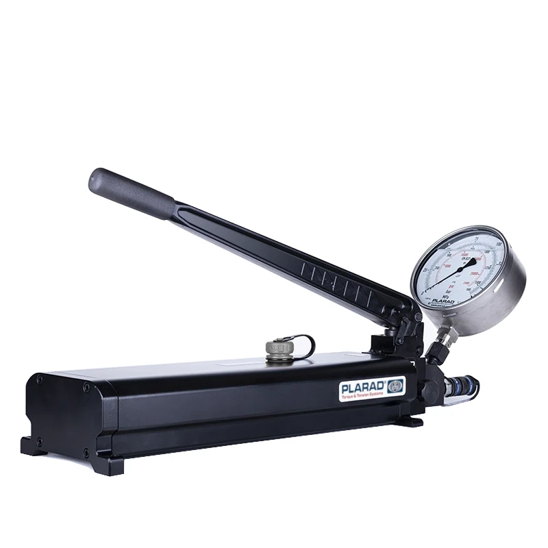 A black hydraulic hand pump, labeled PLARAD, features a pressure gauge and long handle—Die Hydraulikpumpe HP für Aggregate von Plarad.