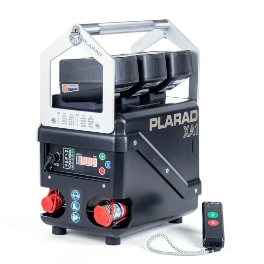 Black PLARAD XA1 hydraulic tool, designed as an Aggregate für hydraulische Drehmomentschrauber von Plarad, features a control panel, handle, and remote control on a white background.