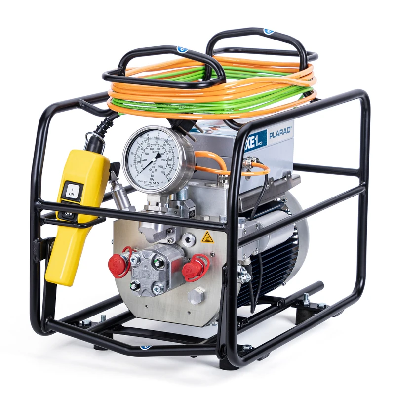 High-pressure hydraulic pump with control panel, pressure gauge, and orange cables, enclosed in a metal frame. Die Hydraulikpumpe HP für Aggregate von Plarad ensures reliable performance in demanding applications.