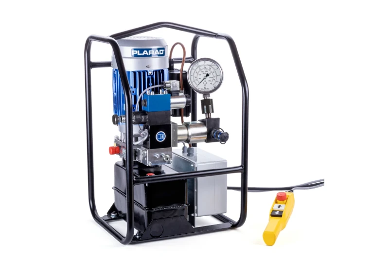 Portable hydraulic pump with pressure gauge, protective frame, and yellow remote control on a white background—Schraubtechnik und Drehmomentschrauber Made in Germany for reliable performance.
