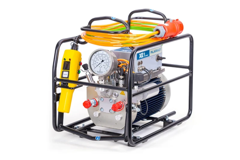 Portable industrial power pack with attached gauge, control panel, and coiled yellow and green hose—ideal for applications requiring Schraubtechnik und Drehmomentschrauber Made in Germany.