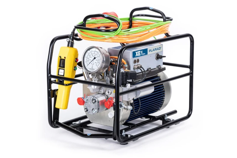 A portable power pack with gauges, cables, and a control handle, framed in a black metal cage—ideal for Schraubtechnik und Drehmomentschrauber Made in Germany applications.