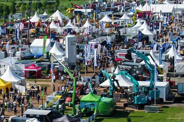 Das Freigelände einer Messe für Baufahrzeuge