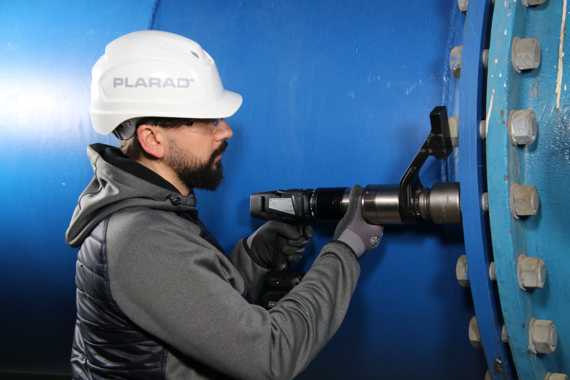 IMG_2408 Arbeiter mit einem DA3power Drehmomentschrauber von Plarad